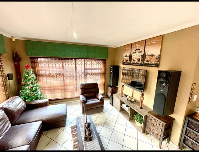 2 BEDROOM TOWNHOUSE FOR SALE IN NOORDHEUWEL